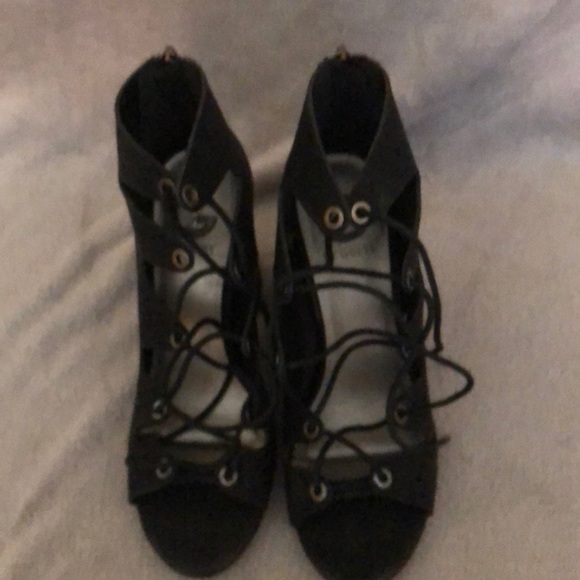 NWT đź‘ Guess heels black lace pattern - Picture 2 of 14